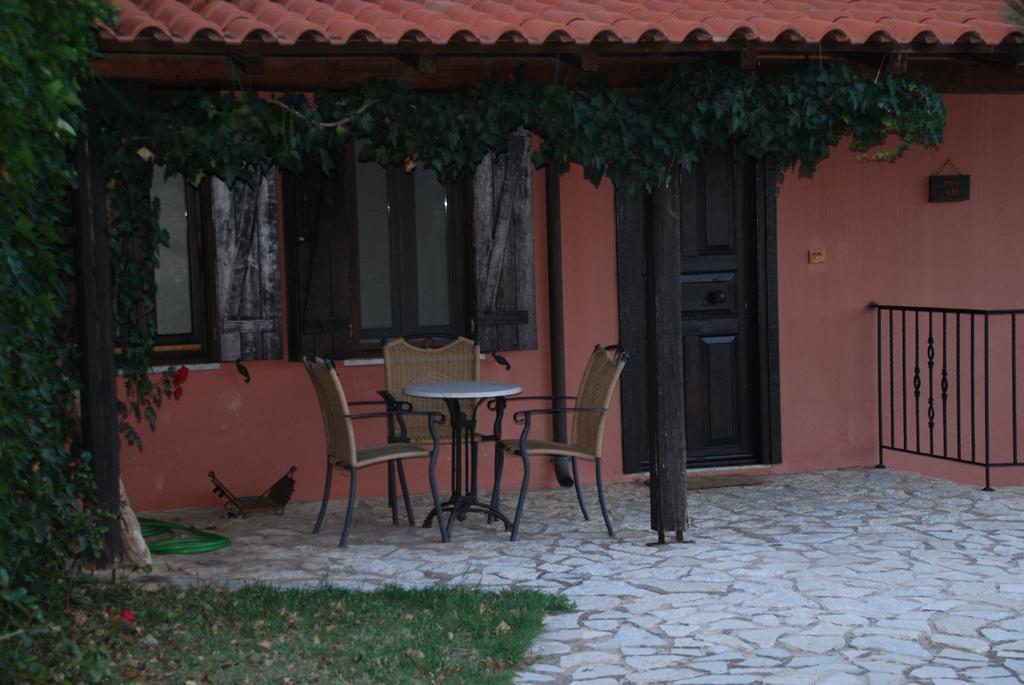 Menalia & κτημα κουμπουρη Hotel apartamentowy Levídhion