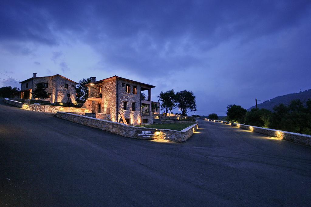 Hotel apartamentowy Menalia & κτημα κουμπουρη Levídhion